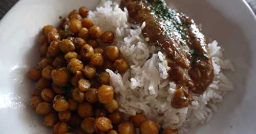 Pois chiches croustillants aux épices, riz basmati et sauce cacahuètes