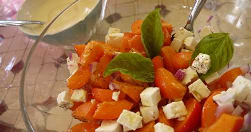 Salade d'abricot  à la féta et à l'oignon rouge