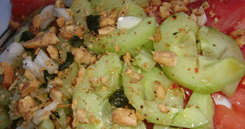 Salade de concombre aux cacahuètes et au piment