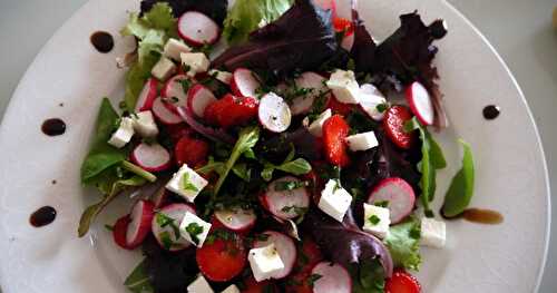 Salade de fraises, radis, crème de vinaigre  balsamique à la vanille