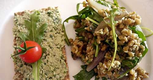 Salade de petit épeautre aux échalotes, pesto de roquette