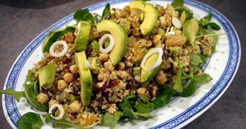 Salade de quinoa, avocat,  et noisettes