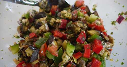 Salade israélienne à l'aubergine et légumes croquants