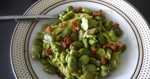 Spaghettis à la crème de petits pois  et aux fèves