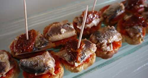 Toasts de sardines aux tomates confites façon bruschetta