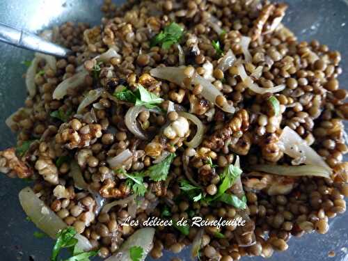 Salade de lentilles aux noix et aux oignons rouges