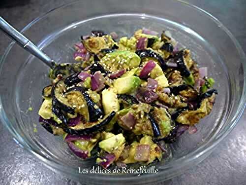 Salade d'aubergines à l'avocat et oignon rouge