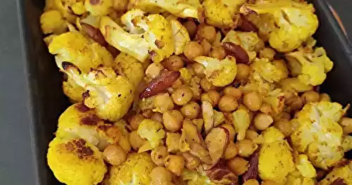 Chou-fleur rôti au curry, pois chiches, amandes  et feta végétale