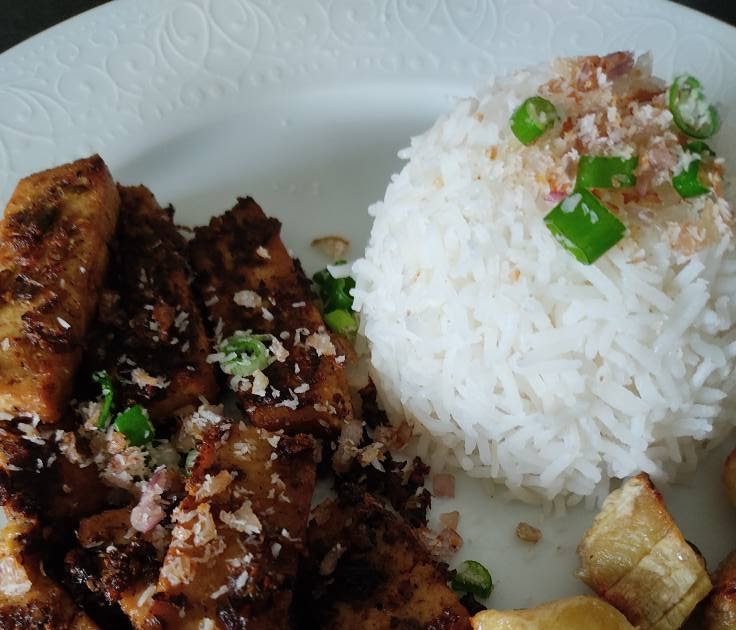 Jerk tofu, riz et bananes plantain 
