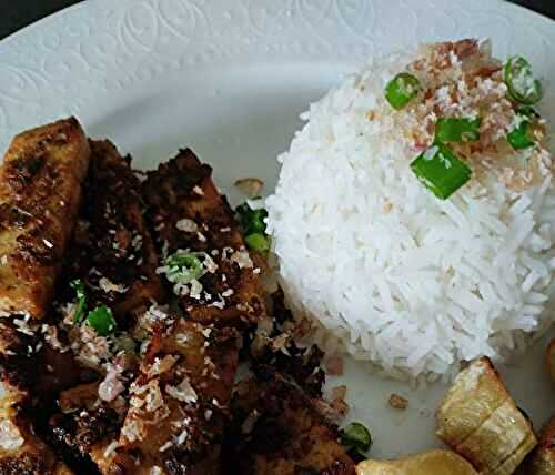 Jerk tofu, riz et bananes plantain 