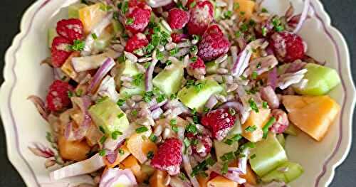 Salade acidulée au concombre, melon et framboises