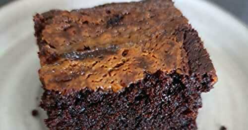 Brownie au chocolat, caramel coco cacahuètes