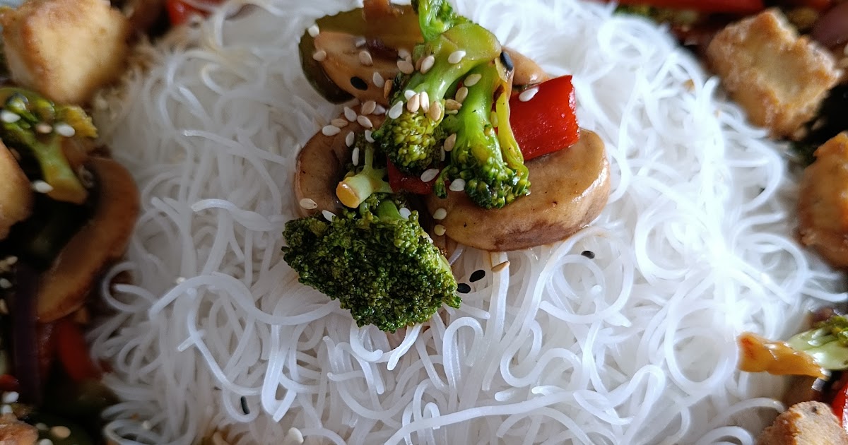 Tofu sauté aux nouilles de riz et légumes sauce sésame gingembre