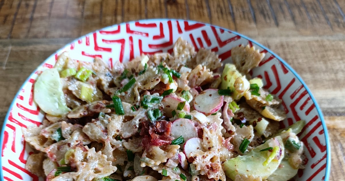 Salade de pâtes croustillantes, légumes croquants, sauce yaourt