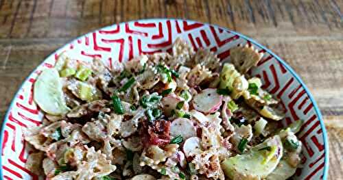 Salade de pâtes croustillantes, légumes croquants, sauce yaourt