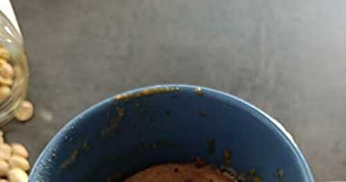 Mug cake au beurre de cacahuètes