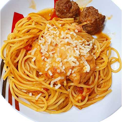 SPAGHETTI À LA SAUCE TOMATE /CHAMPIGNONS & BOULETTES DE BOEUF