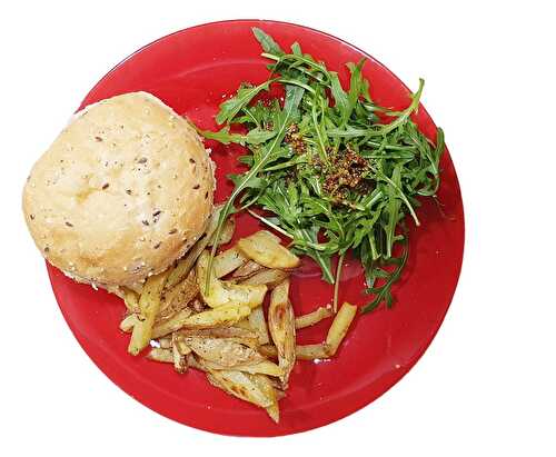 BURGER DE BOEUF, CANTAL & CHUTNEY D’OIGNONS AVEC DES FRITES ET DE LA ROQUETTE