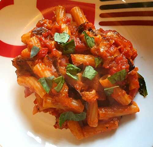 RIGATONI ALLA NORMA AVEC AUBERGINES GRILLÉES & BASILIC