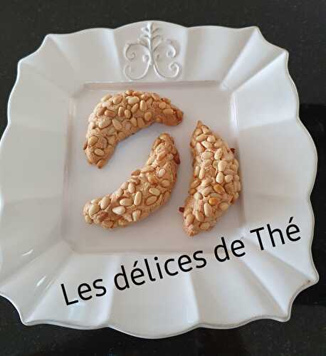 Petits croissants aux pignons