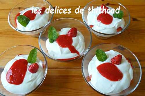 Coupes de fraises au fromage blanc