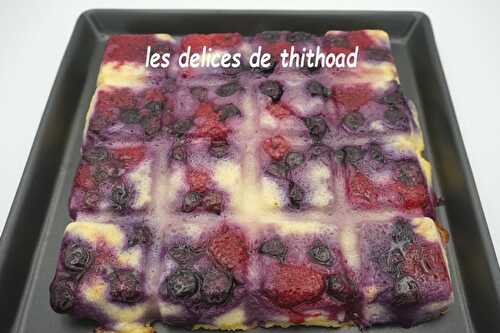 Gâteau moelleux aux myrtilles et framboises