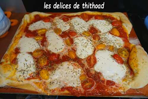 Pizza mozzarella et tomates cerises