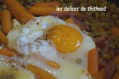 Poêlée de petits pois et oeuf sur le plat