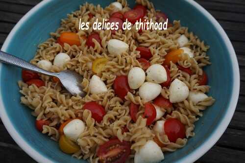 Salade de pâtes, tomates et mozzarella