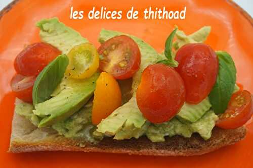 Tartines d’avocat aux tomates cerises