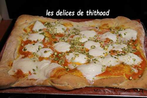 Pizza aux carottes, mozzarella et pistaches