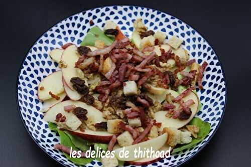 Salade aux lardons, pommes et noix, vinaigrette au miel