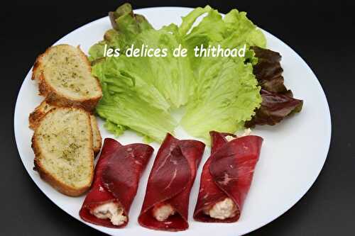 Salade aux roulades de bresaola et croûtons à l’ail