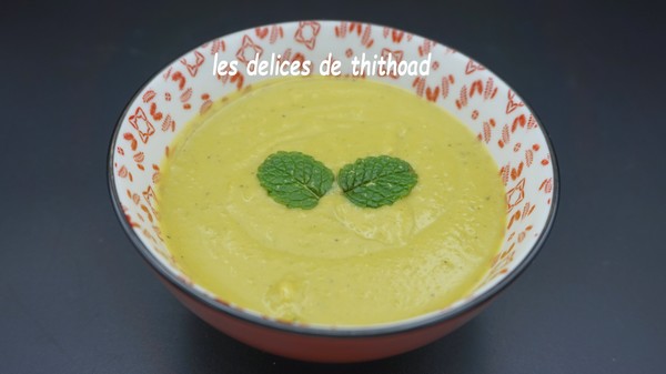 Soupe de petits pois, menthe et lait de coco