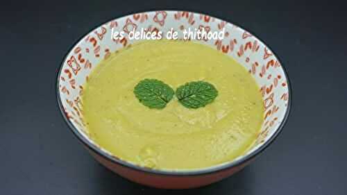 Soupe de petits pois, menthe et lait de coco