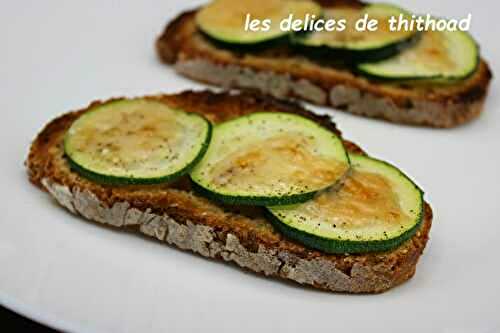 Tartines courgettes, oignons et parmesan