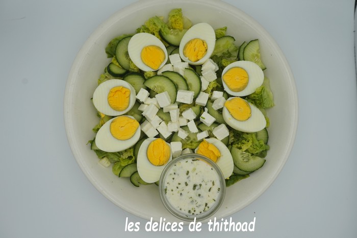 Salade aux oeufs durs , feta et concombre