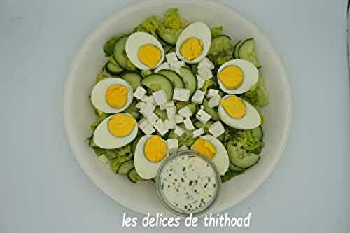 Salade aux oeufs durs , feta et concombre