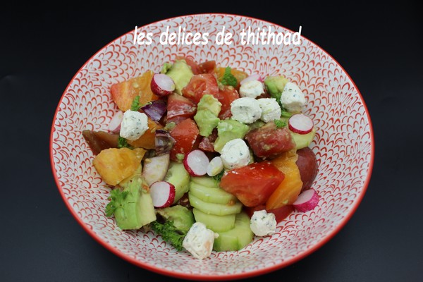 Salade de crudités aux dés de fromage ail et fines herbes