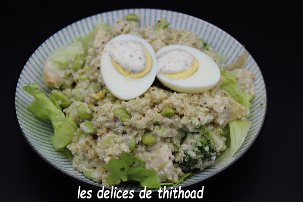 Salade de quinoa, brocolis, fèves, sauce yaourt moutarde