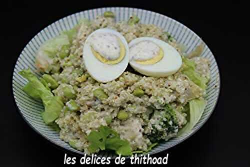 Salade de quinoa, brocolis, fèves, sauce yaourt moutarde