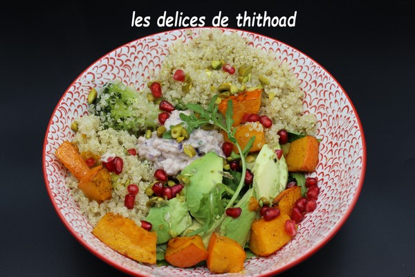 Salade d’avocat, grenade, sauce yaourt à l’estragon