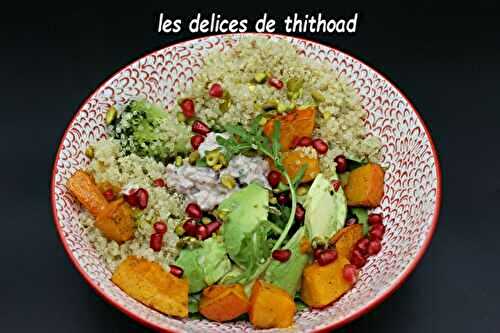 Salade d’avocat, grenade, sauce yaourt à l’estragon
