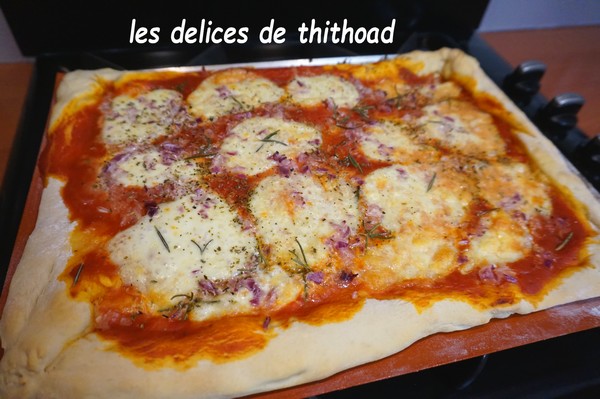 Pizza oignon, mozzarella et romarin