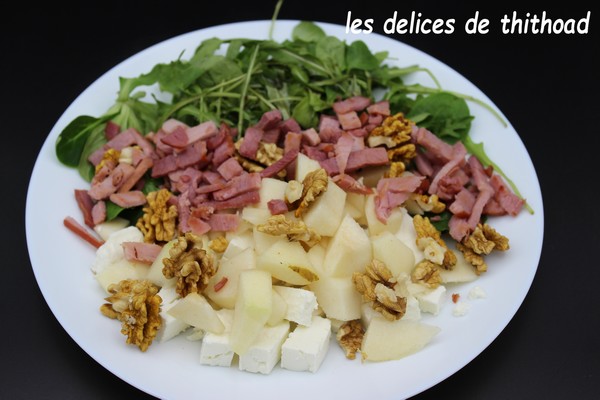 Salade aux poires, lardons, feta et noix