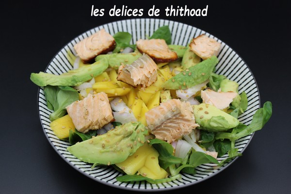 Salade de saumon, avocat et mangue