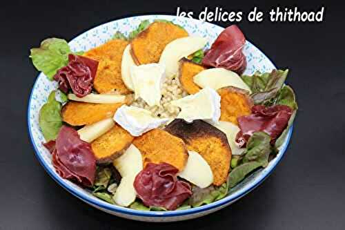 Salade de blé, camembert, pomme et viande de grison