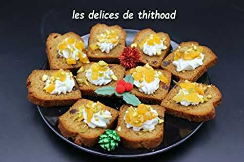 Toasts de pain d’épices au roquefort et fruit secs