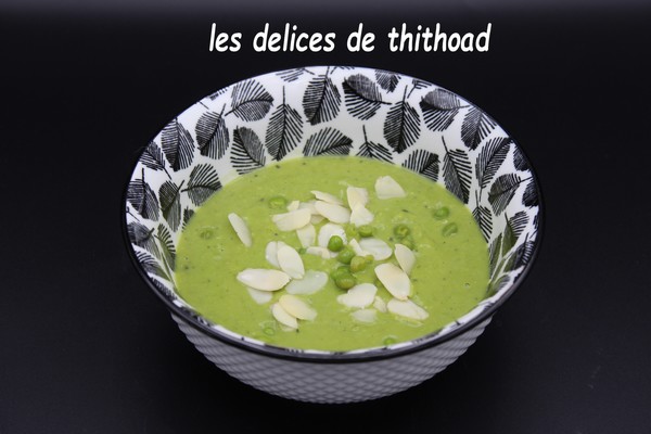 Velouté de petits pois et courgettes aux amandes et basilic