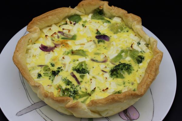 Quiche brocolis, feta et oignon rouge
